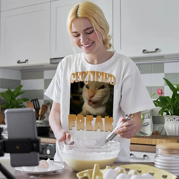 Camiseta Vintage Personalizada com Certificado Freak Cat | Camiseta Engraçada com Humor para Animais de Estimação